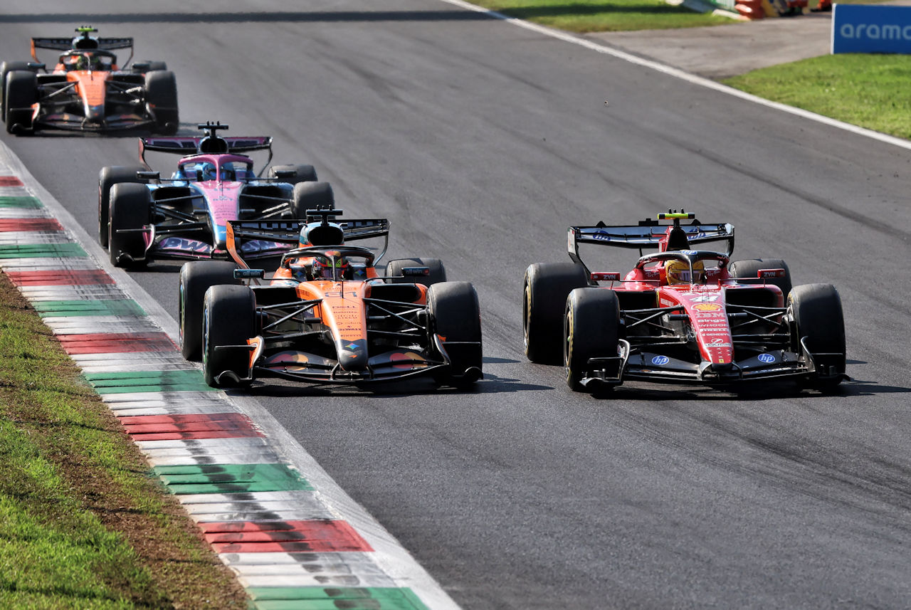 ルイス・ハミルトン（フェラーリ）とオスカー・ピアストリ（マクラーレン）