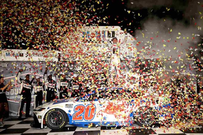 ポストシーズン初戦で待望の瞬間。最多記録7度の2位を経たトヨタのベルが今季初優勝／NASCAR第27戦