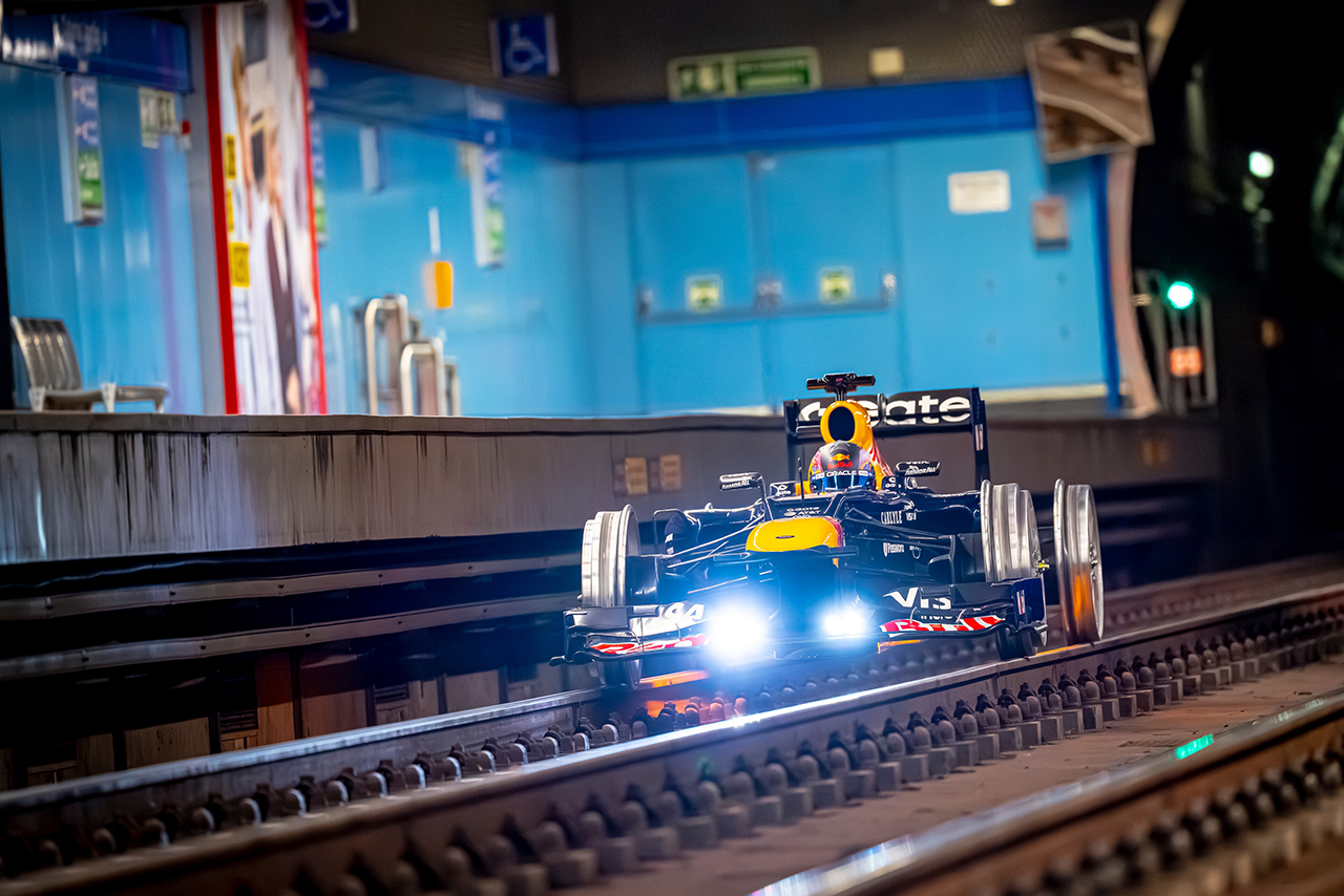マドリード地下鉄を走行するレッドブルRB8。標準的なF1ホイールの2倍にあたる29.8kgの特注金属ホイールを装着