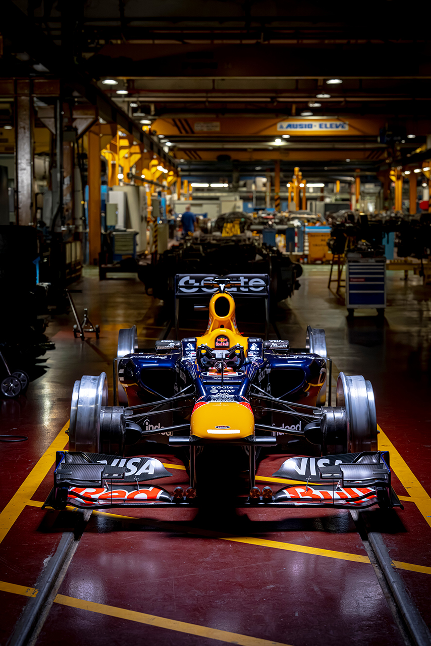 マドリード地下鉄を走行するべく、標準的なF1ホイールの2倍にあたる29.8kgの特注金属ホイールを装着するレッドブルRB8