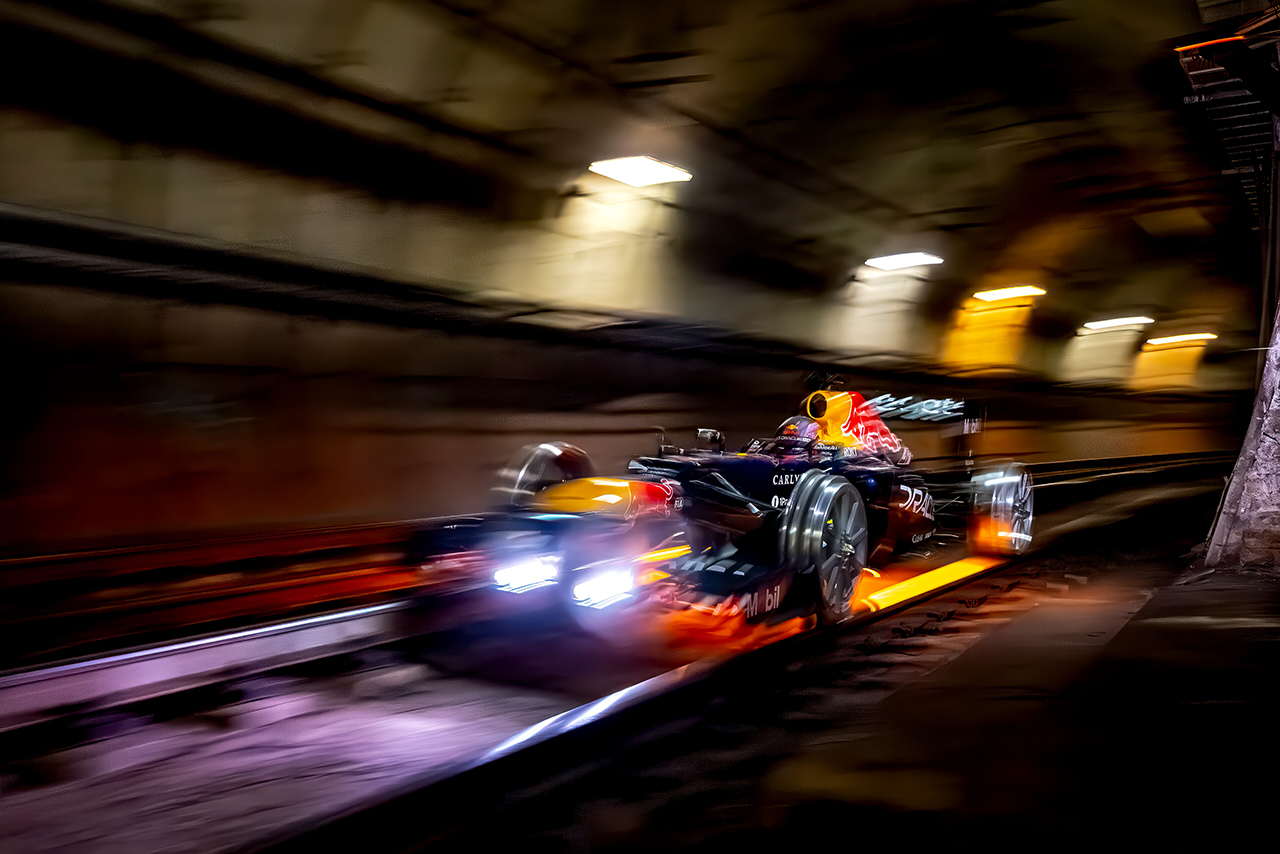 マドリード地下鉄を走行するレッドブルRB8。ドライバーはパトリック・フリーザッハー