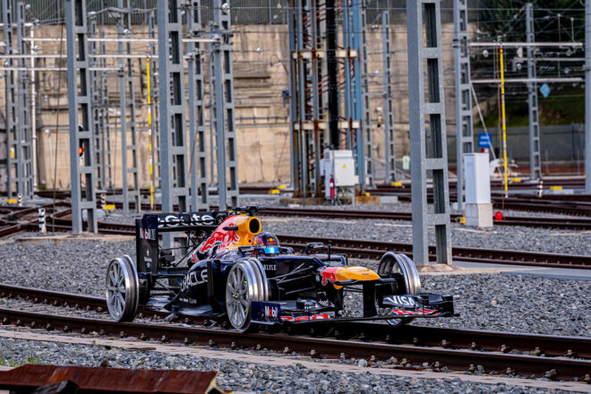 マドリード地下鉄を走行するべく、標準的なF1ホイールの2倍にあたる29.8kgの特注金属ホイールを装着するレッドブルRB8