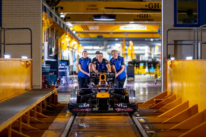 マドリード地下鉄を走行するべく、標準的なF1ホイールの2倍にあたる29.8kgの特注金属ホイールを装着するレッドブルRB8