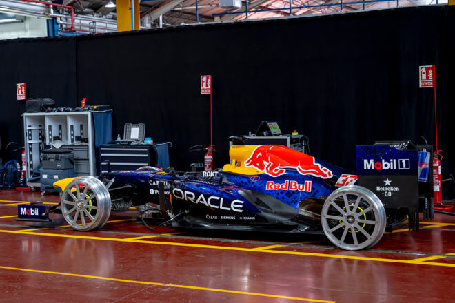 マドリード地下鉄を走行するべく、標準的なF1ホイールの2倍にあたる29.8kgの特注金属ホイールを装着するレッドブルRB8