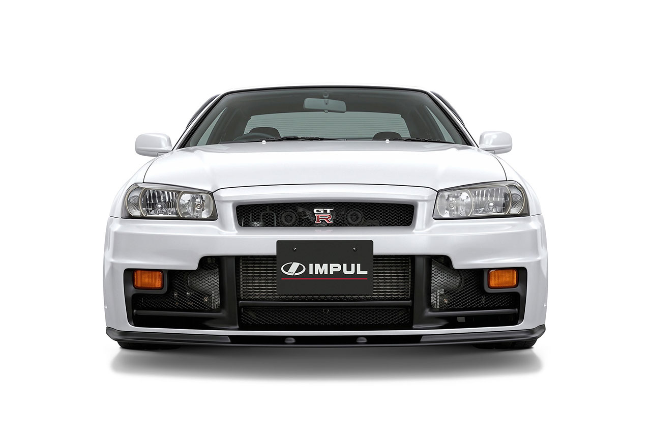 伝説の『GTバンパー』が現代に蘇る。IMPULからR34スカイラインGT-Rの新型フロントバンパーが登場