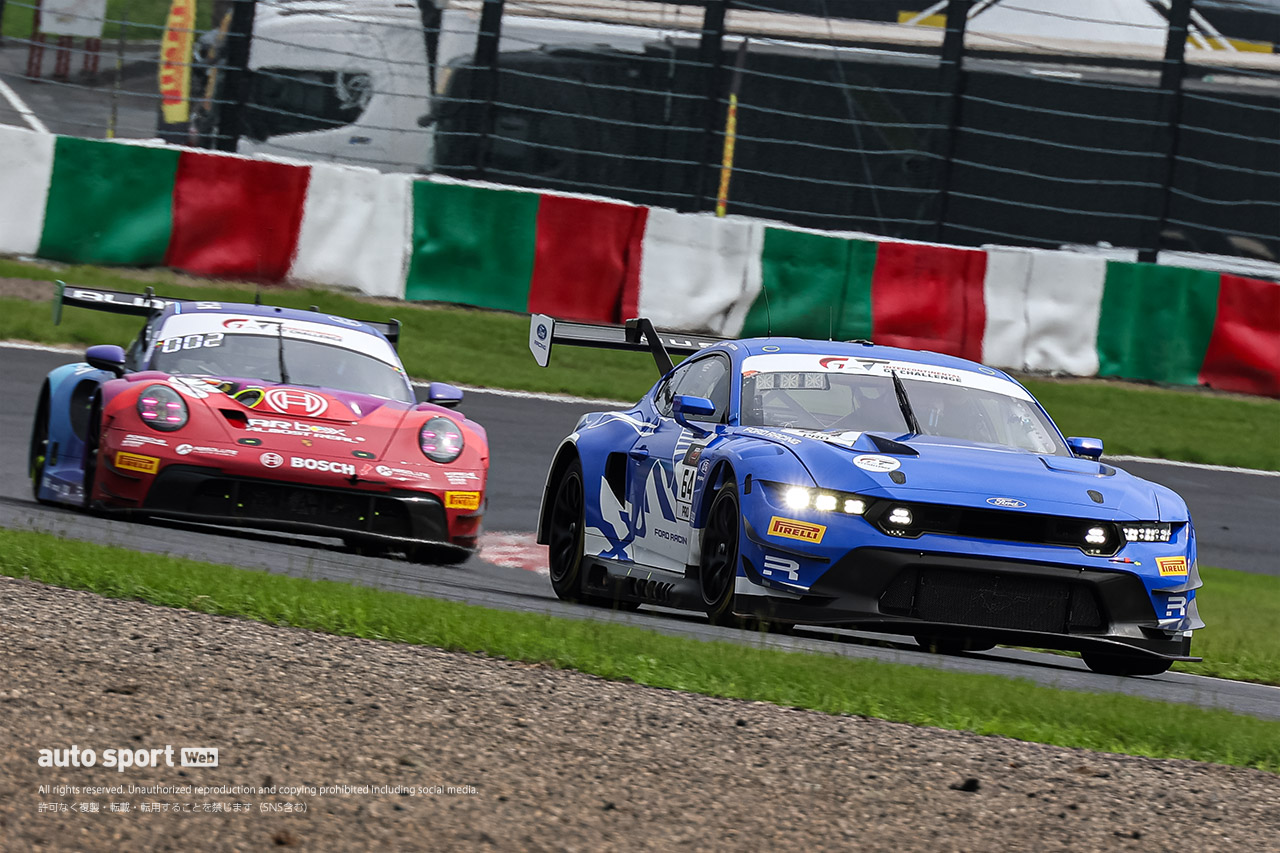 64号車フォード・マスタングGT3エボ（ミーデッケ・モータースポーツ・バイ・チームMPC）と7号車ポルシェ911 GT3 R (992) エボ（アブソリュート・レーシング）のトップ争い