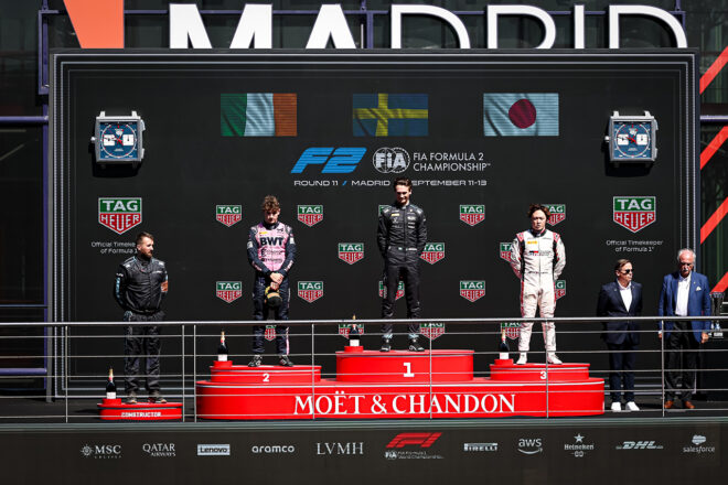 2026年FIA F2第11戦マドリード フィーチャーレース表彰式／宮田莉朋（ハイテック／TGR-DC）が3位