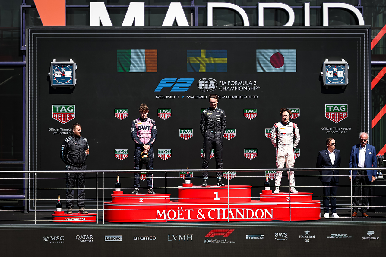 2026年FIA F2第11戦マドリード フィーチャーレース表彰式／宮田莉朋（ハイテック／TGR-DC）が3位