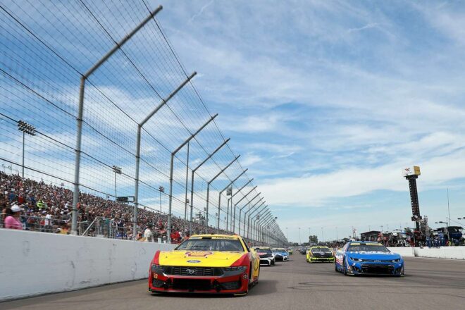 じつに51戦ぶりの長いトンネルを脱出。カイル・ラーソンが赤旗続発の最終13周を制圧／NASCAR第28戦