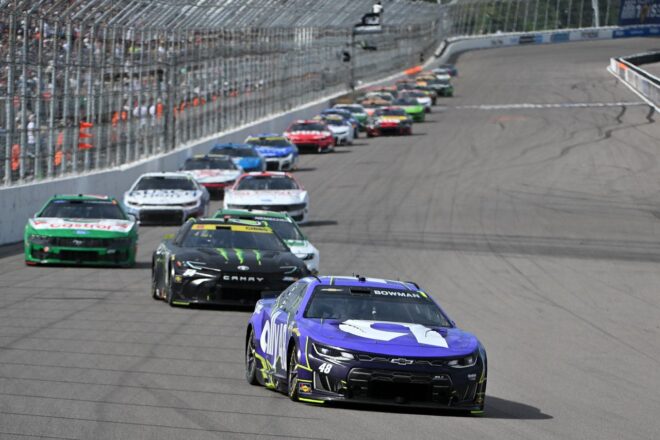 じつに51戦ぶりの長いトンネルを脱出。カイル・ラーソンが赤旗続発の最終13周を制圧／NASCAR第28戦