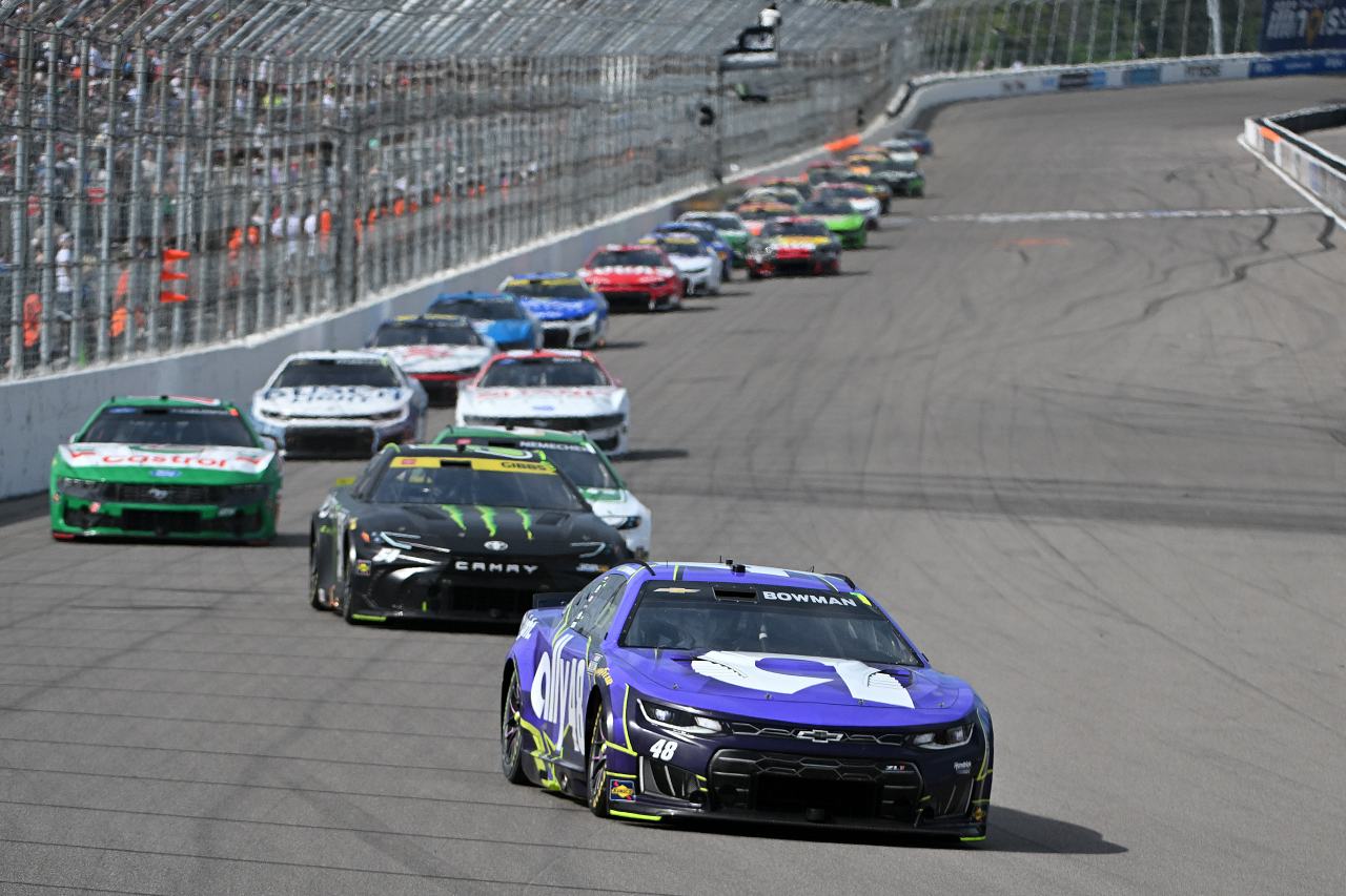 じつに51戦ぶりの長いトンネルを脱出。カイル・ラーソンが赤旗続発の最終13周を制圧／NASCAR第28戦