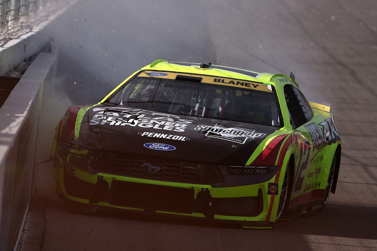 じつに51戦ぶりの長いトンネルを脱出。カイル・ラーソンが赤旗続発の最終13周を制圧／NASCAR第28戦