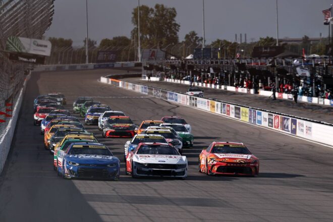 じつに51戦ぶりの長いトンネルを脱出。カイル・ラーソンが赤旗続発の最終13周を制圧／NASCAR第28戦