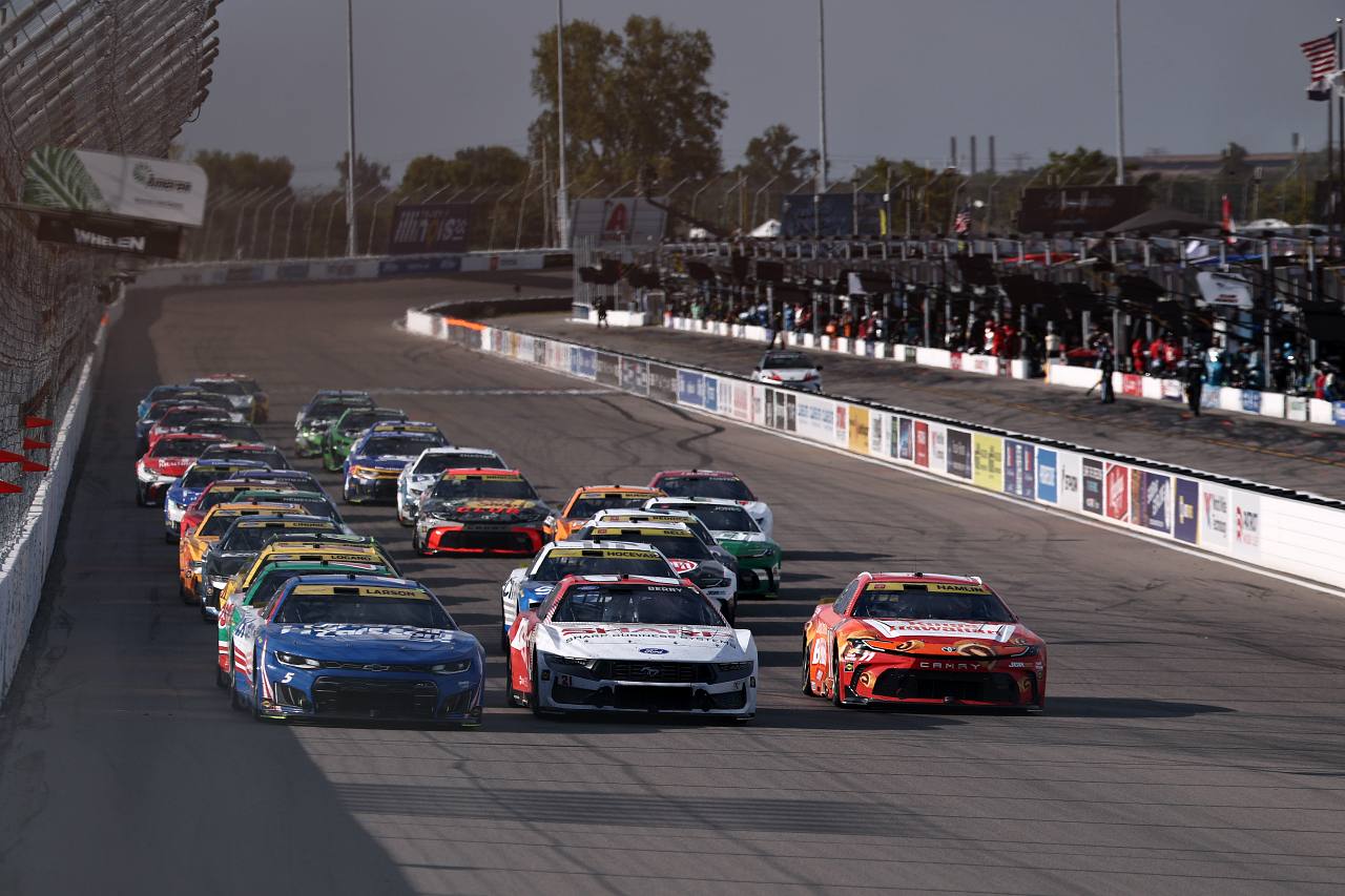 じつに51戦ぶりの長いトンネルを脱出。カイル・ラーソンが赤旗続発の最終13周を制圧／NASCAR第28戦