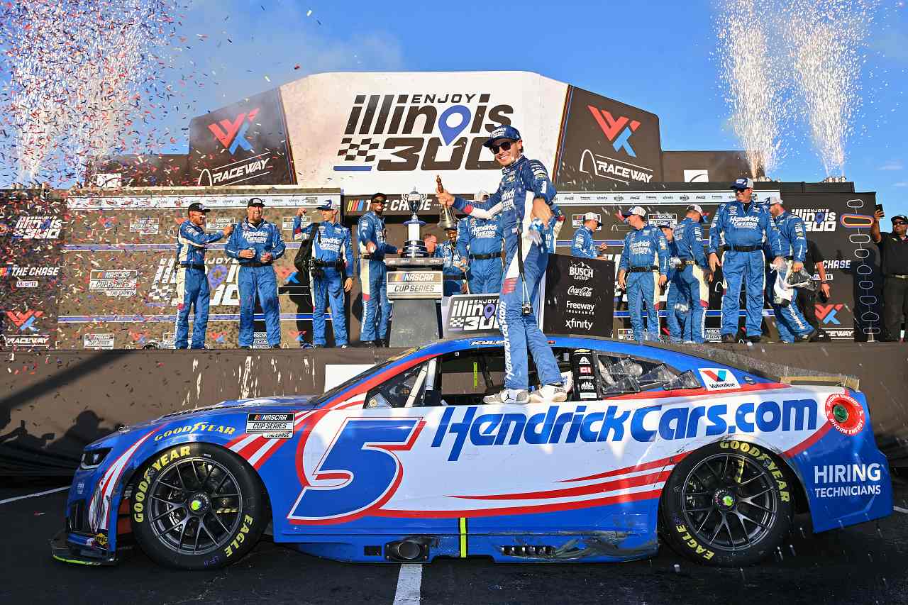 じつに51戦ぶりの長いトンネルを脱出。カイル・ラーソンが赤旗続発の最終13周を制圧／NASCAR第28戦