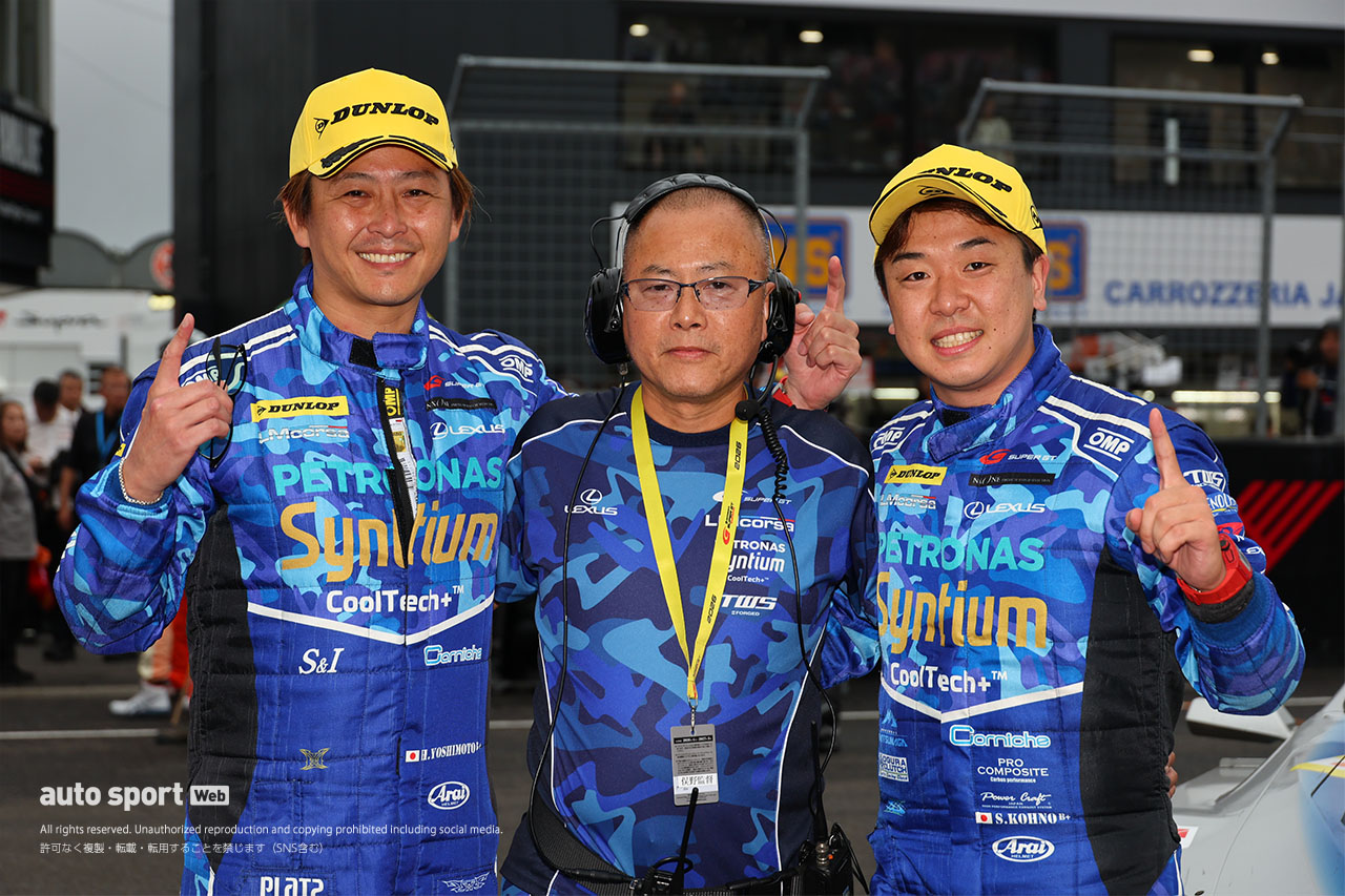 GT300優勝をあげた吉本大樹／俣野俊典監督／河野駿佑（Syntium LMcorsa LC500 GT）