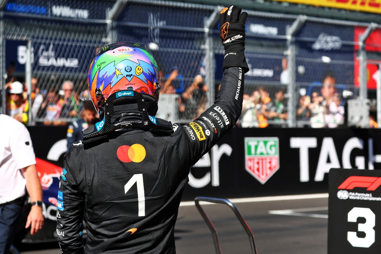 パルクフェルメで3位獲得を祝うランド・ノリス