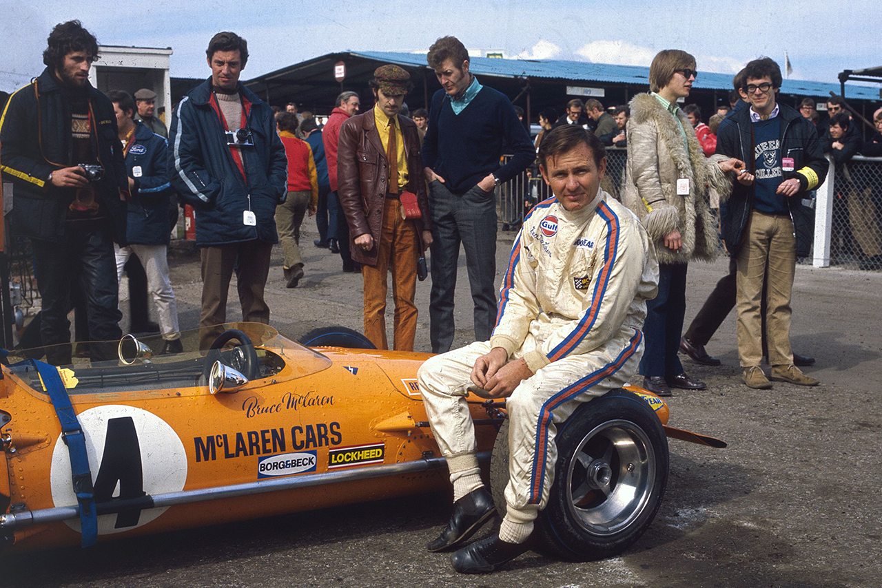 1970年3月、ブランズ・ハッチで開催されたチャンピオンズ・レースのスタートを待つブルース・マクラーレン。車両はマクラーレンM14A
