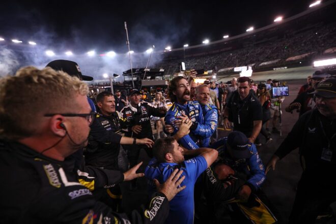 ロガーノ勝利も僚友ブレイニーが“キャラ外”の大爆発。ホセヴァーとの場外乱闘が勃発／NASCAR第29戦