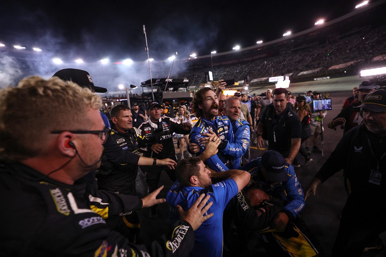 ロガーノ勝利も僚友ブレイニーが“キャラ外”の大爆発。ホセヴァーとの場外乱闘が勃発／NASCAR第29戦