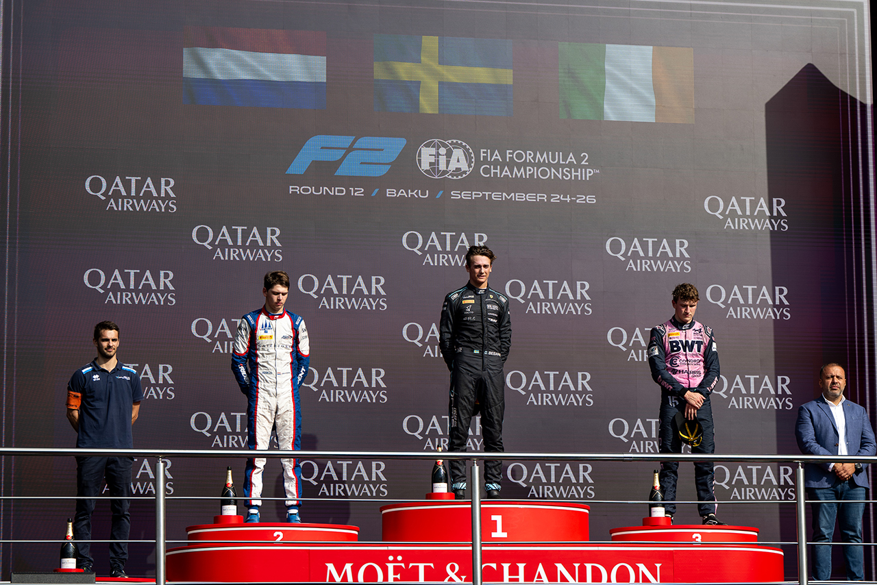 2026年FIA F2第12戦バクー スプリントレース表彰式／優勝はディーノ・ベガノビッチ（ダムス・ルーカスオイル／フェラーリ育成）