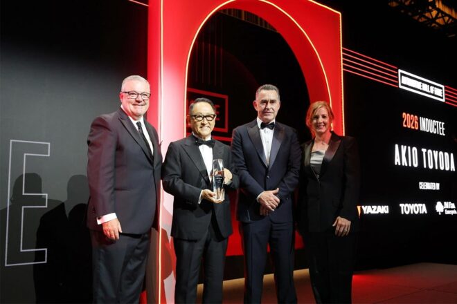 トヨタ自動車豊田章男会長が米国自動車殿堂の授賞式に出席「世界中の約40万人のトヨタ従業員のおかげ」