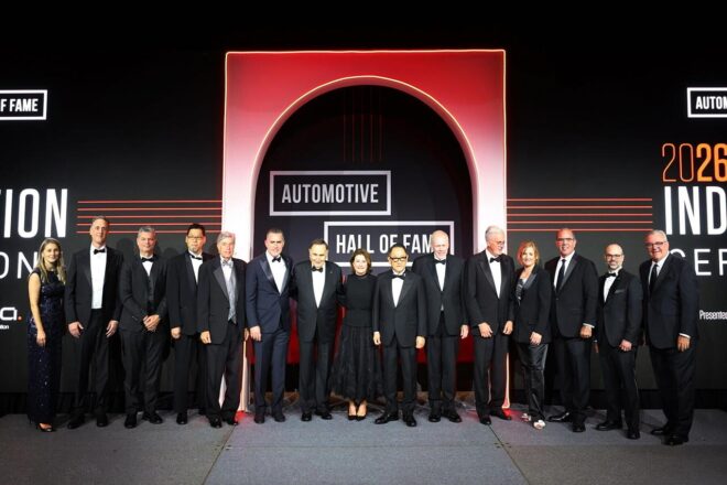 トヨタ自動車豊田章男会長が米国自動車殿堂の授賞式に出席「世界中の約40万人のトヨタ従業員のおかげ」