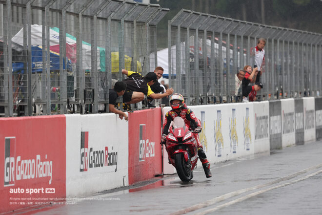 長島哲太と喜びを分かち合う羽田太河（Astemo Pro Honda S I Racing）／2026全日本ロード第6戦岡山 ST1000 決勝
