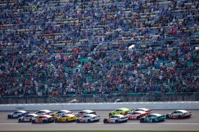 チェイスの主導権を完全掌握へ。絶好調カイル・ラーソンがポストシーズン2勝目／NASCAR第30戦