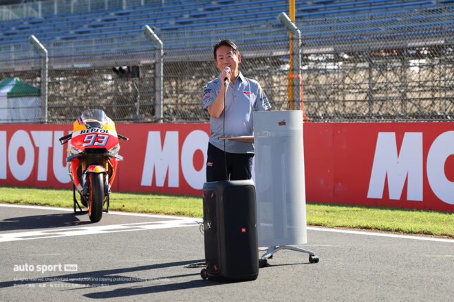 英語でスピーチを行う株式会社ホンダ・レーシング 代表取締役社長 渡辺康治氏／2026MotoGP第16戦日本GP