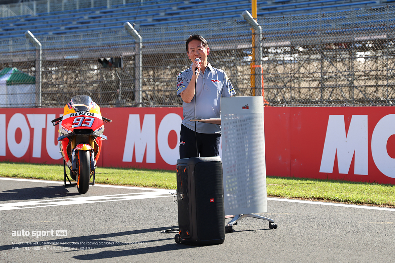 英語でスピーチを行う株式会社ホンダ・レーシング 代表取締役社長 渡辺康治氏／2026MotoGP第16戦日本GP