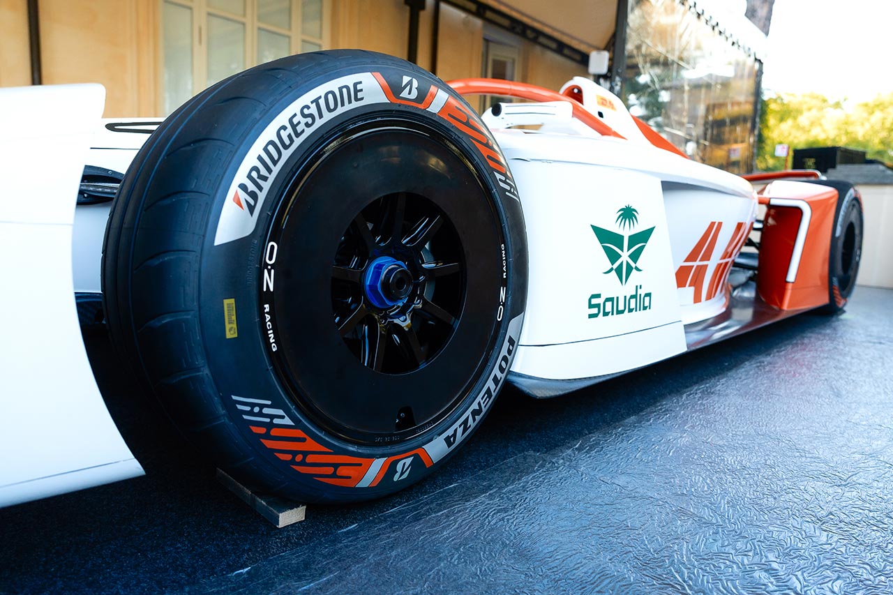 ブリヂストン、2026/27シーズンのフォーミュラEに向けポテンザブランドのタイヤをローマでお披露目