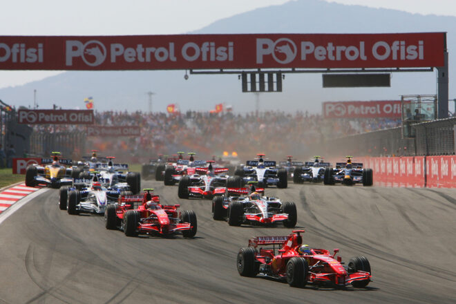 2007年F1第12戦トルコGP スタート／ポールポジションから首位を守るフェリペ・マッサ（フェラーリ）