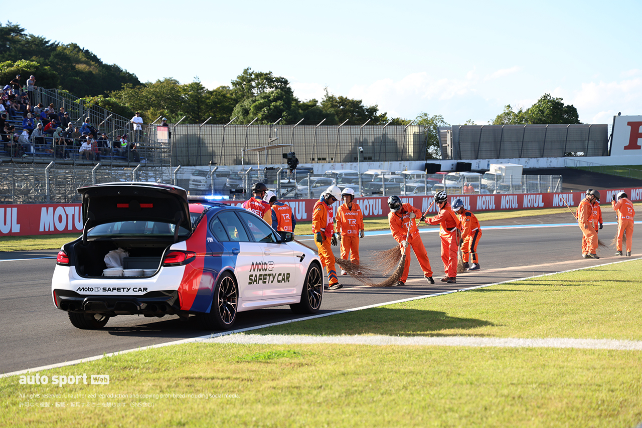 コースを清掃するオフィシャル／2026MotoGP第16戦日本GP PR