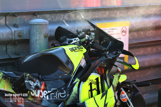 回収後も薄ら白煙が出る小椋藍（スーパーファイル・トラックハウスMotoGPチーム）のRS-GP／2026MotoGP第16戦日本GP
