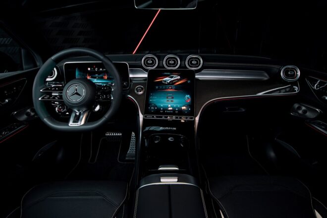 メルセデスAMGの中核SUV『GLC 53』は高回転型へ進化した直列6気筒を搭載。ドリフトモードも初採用