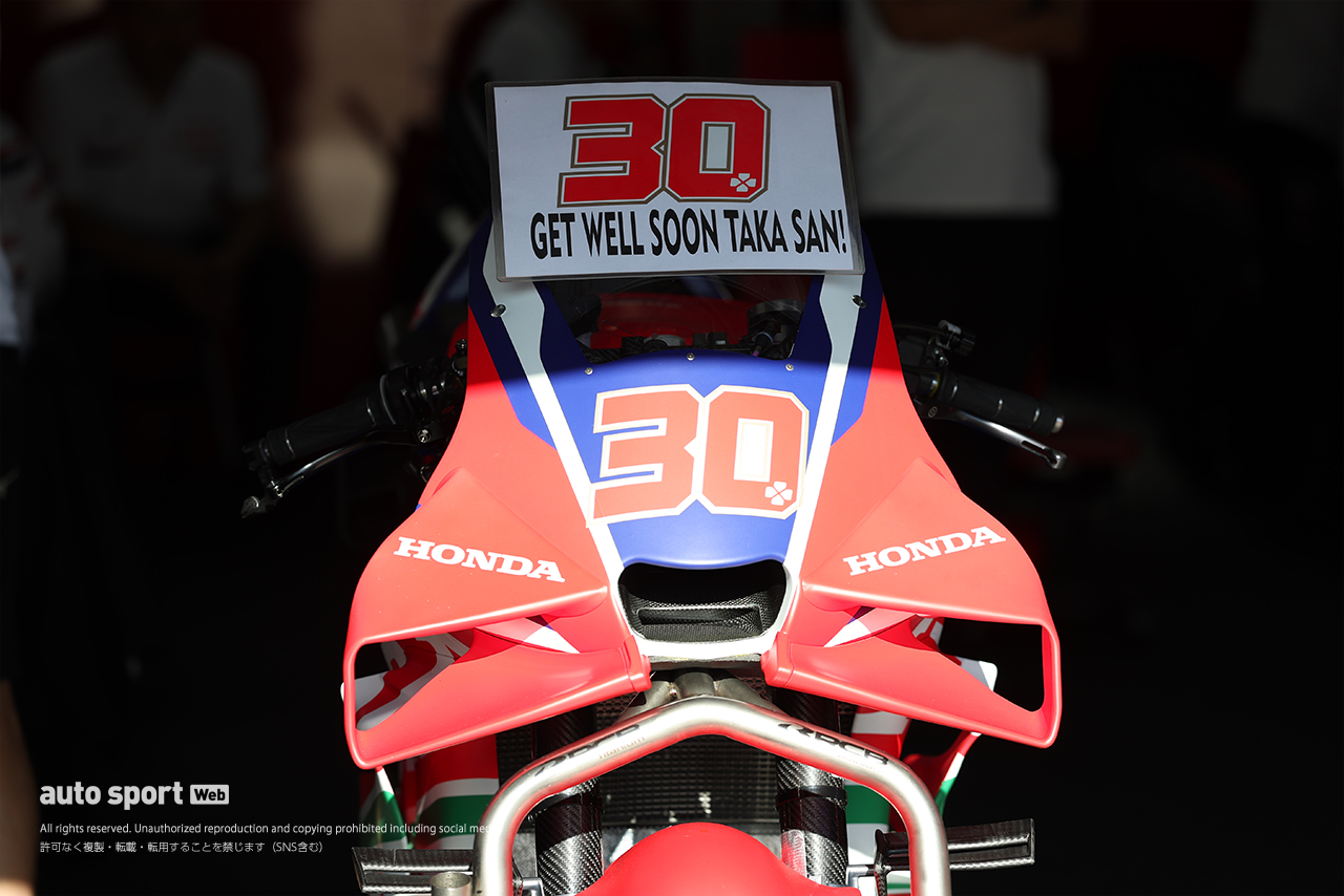 「GET EWLL SOON TAKA SAN!」とメッセージが掲げられた中上貴晶（ホンダHRC）のマシン／2026MotoGP第16戦日本GP／
