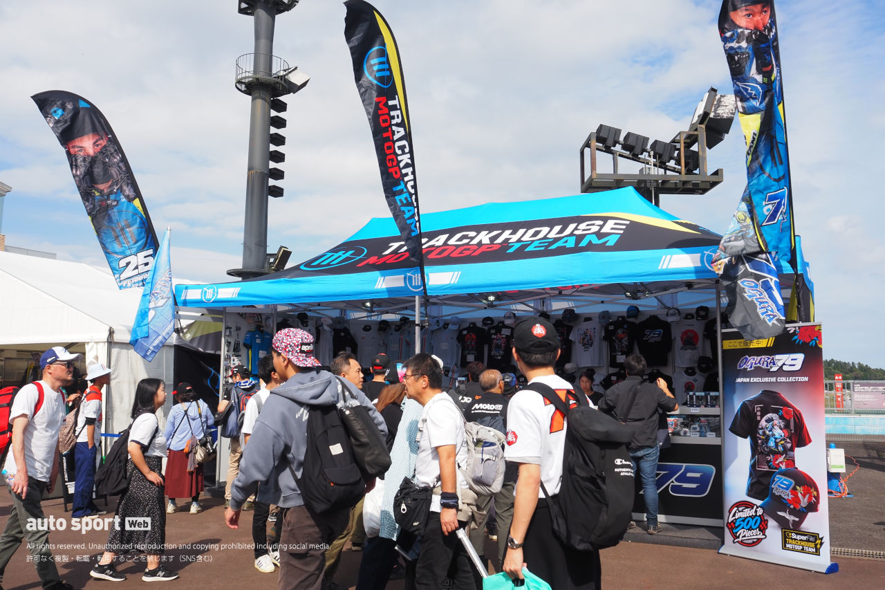 こちらはトラックハウスのブース。小椋選手限定グッズに加え、チームグッズが購入できます