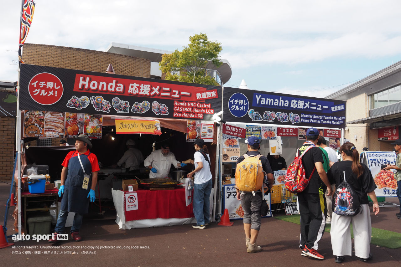 近くにはホンダ＆ヤマハの応援メニューの販売ブースもあり、商品を購入するとライダーのステッカーがもらえます