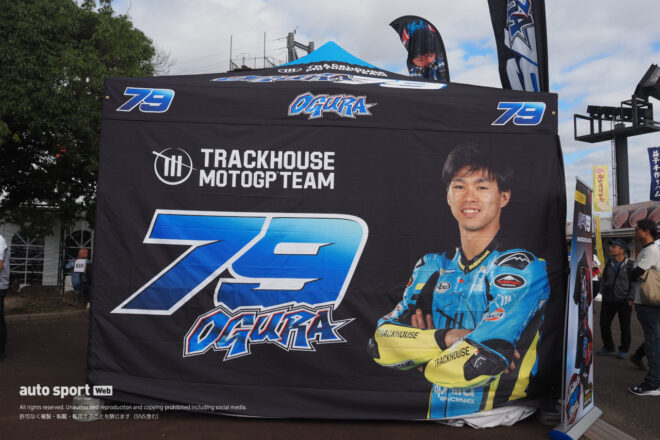 ブースのサイドは小椋選手が一面に。購入したグッズと一緒に写真を撮るのも記念になりそうですね