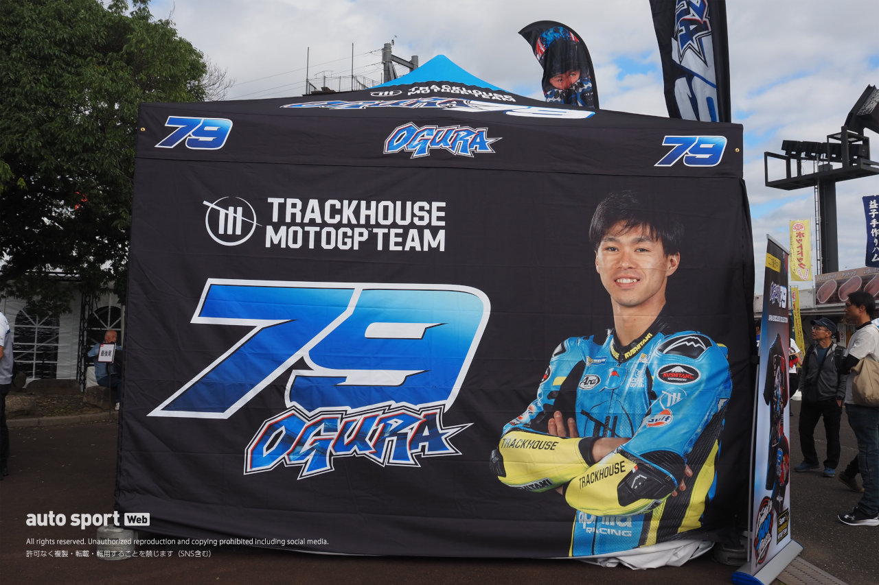 ブースのサイドは小椋選手が一面に。購入したグッズと一緒に写真を撮るのも記念になりそうですね