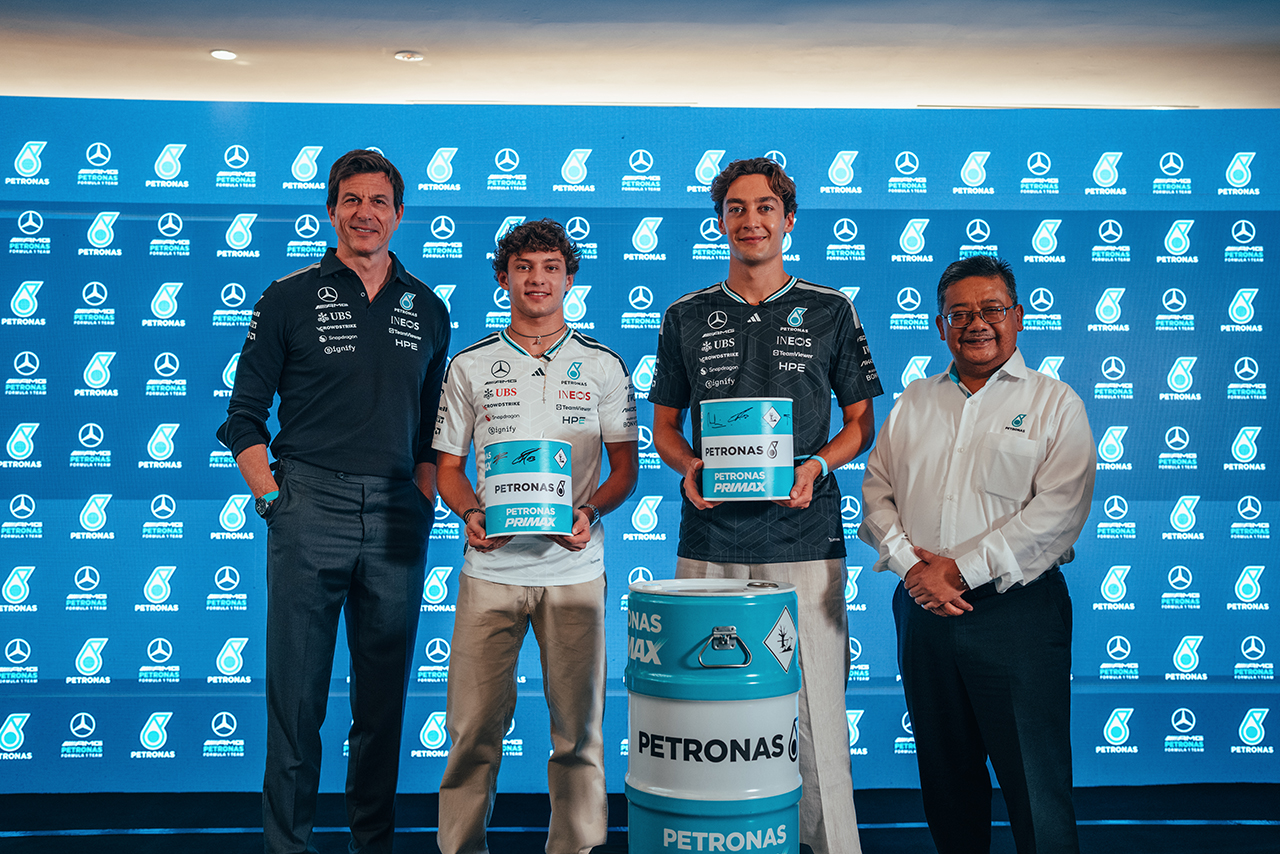 ペトロナス本社を訪れたメルセデスF1のジョージ・ラッセル、アンドレア・キミ・アントネッリ、チーム代表兼CEOのトト・ウォルフ