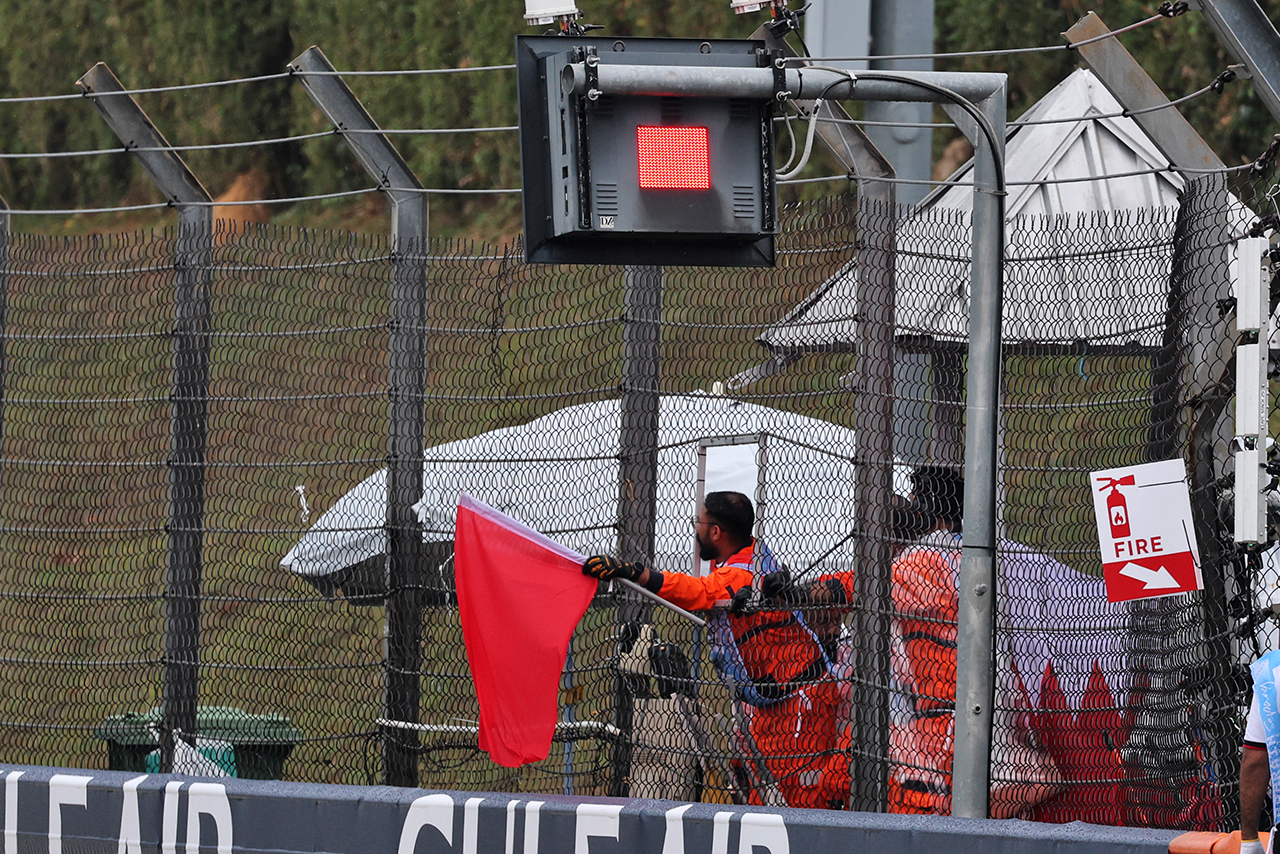 2026年F1第16戦バーレーンGP（マレーシア開催）　フォーメーションラップ中に赤旗が提示された