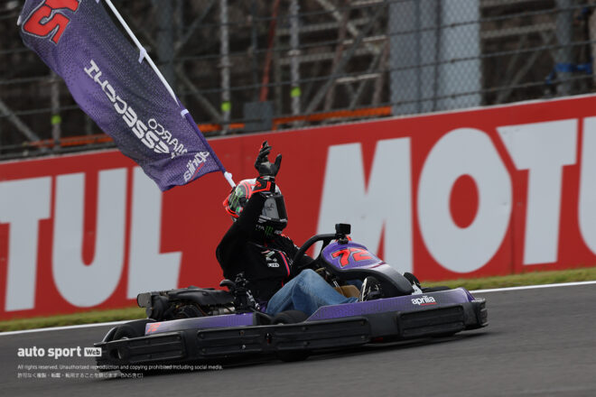 ファンの声援に応えるマルコ・ベッツェッキ（アプリリア・レーシング）／2026MotoGP第16戦日本GP