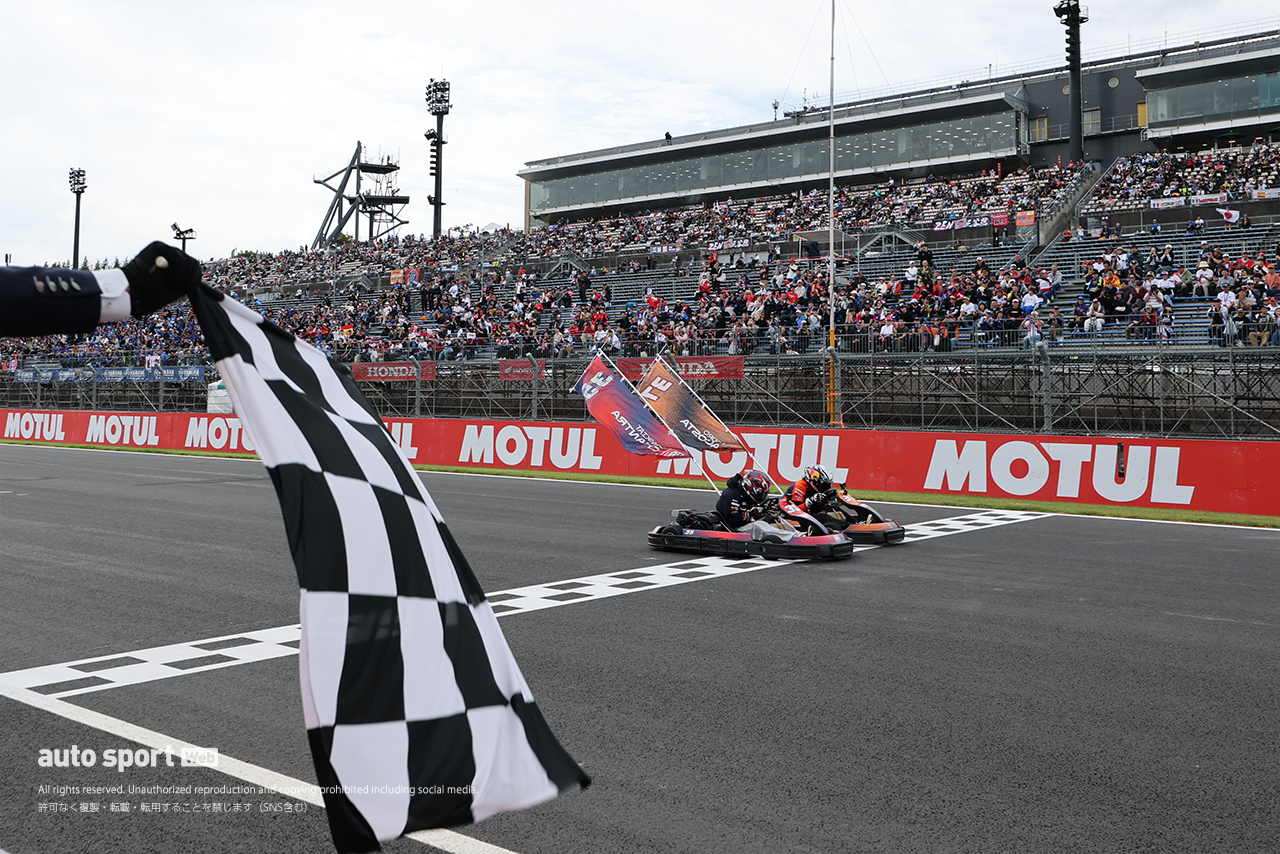 チェッカーの様子／2026MotoGP第16戦日本GP
