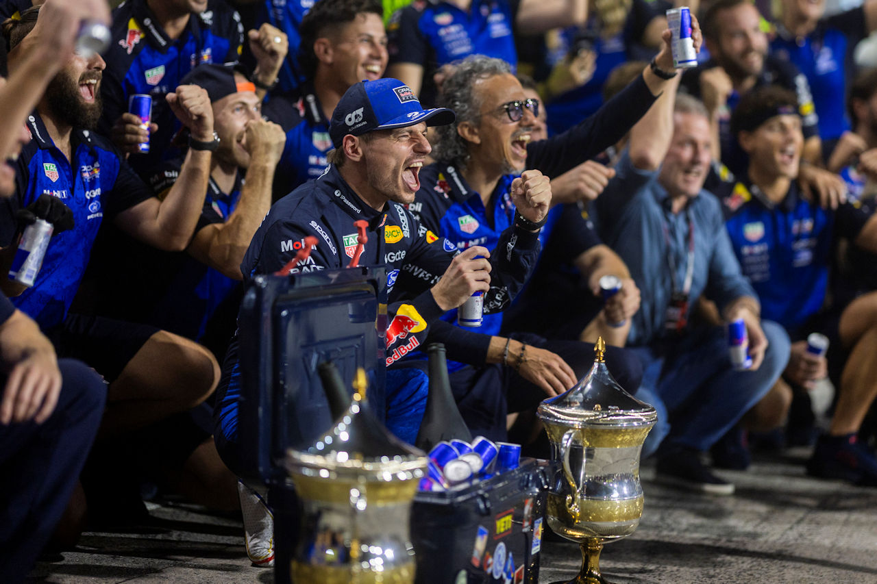 マックス・フェルスタッペン（レッドブル）の今季初優勝とレッドブル・フォード・パワートレインズ初優勝を祝うチーム
