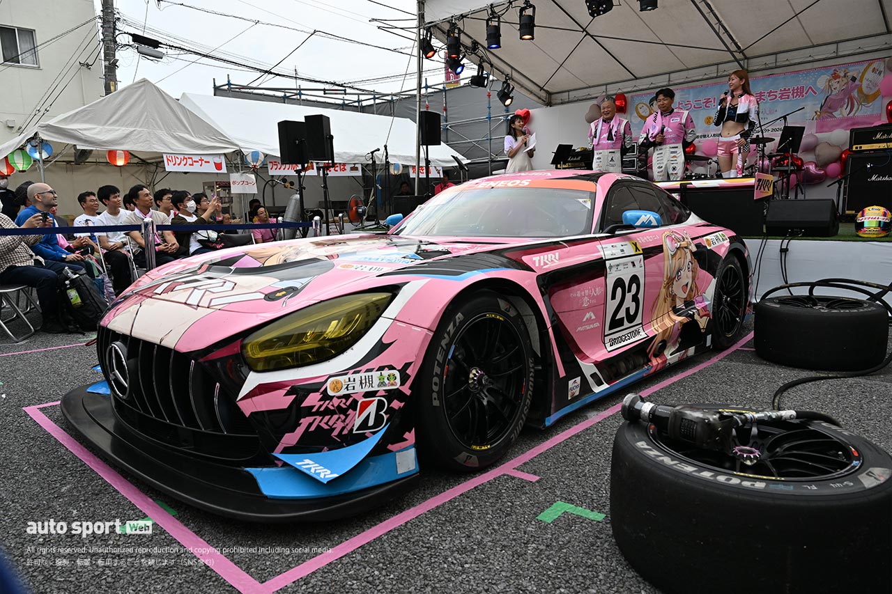 着せ恋カラーのTKRI 松永建設 AMG GT3が岩槻に見参！ 夜のイベントではDAISUKE＆片岡龍也が熱いライブを披露