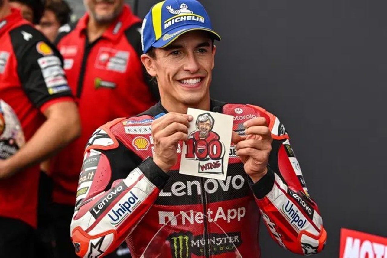 2026年日本GPで現体制下での100勝目を祝うステッカーを掲げるマルク・マルケス（ドゥカティ・レノボ・チーム） 100勝のうちマルクが挙げた勝利は20勝にのぼる。