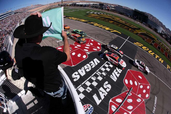 悔しい敗戦からわずか1週間。チェイス・ブリスコが選手権首位圧倒の今季2勝目／NASCAR第31戦
