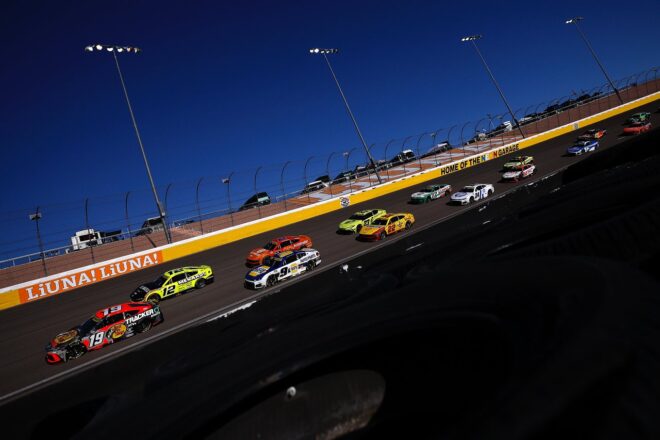 悔しい敗戦からわずか1週間。チェイス・ブリスコが選手権首位圧倒の今季2勝目／NASCAR第31戦